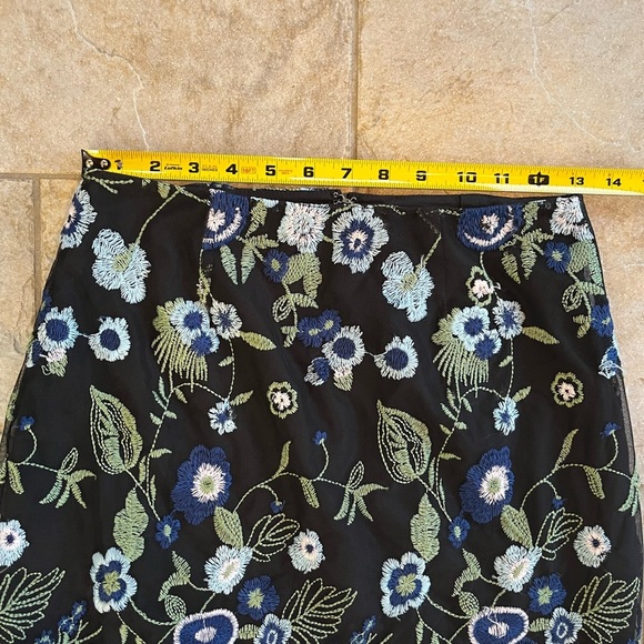 BCBGeneration Pencil Skirt Embroidered Blue Floral Sheer Lined Womens Sz 4 NWT - Picture 9 of 10